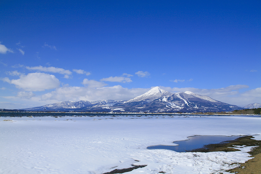 磐梯山と天神浜（冬）.jpg